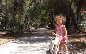 Fast 2 km erstreckt sich der angrenzende Pinienwald entlang der Küste